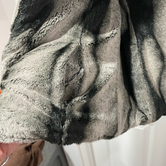 Reversible puffer vest, faux fur one side, white poly on other, size L - Picture 7 of 12